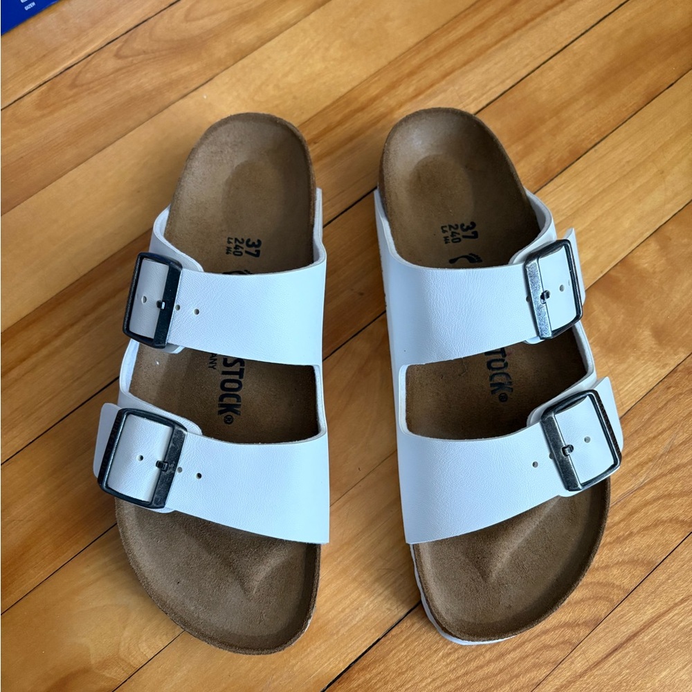 NEW IN BOX Birkenstock White Arizona with grey  metal Buckles size 37 narrow fit